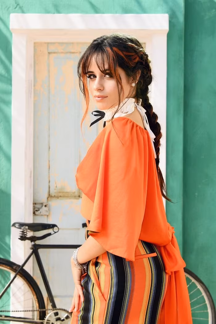 Mái tóc màu đen chấm một chút highlight cam giúp Camila thêm tươi tắn, rạng rỡ hơn rất nhiều.