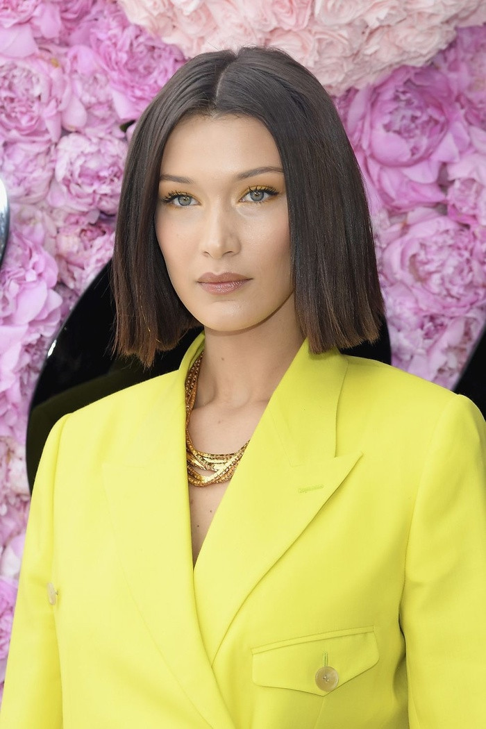 Bella Hadid khoe vẻ duyên dáng cùng kiểu tóc bob thẳng mượt rẽ ngôi giữa.