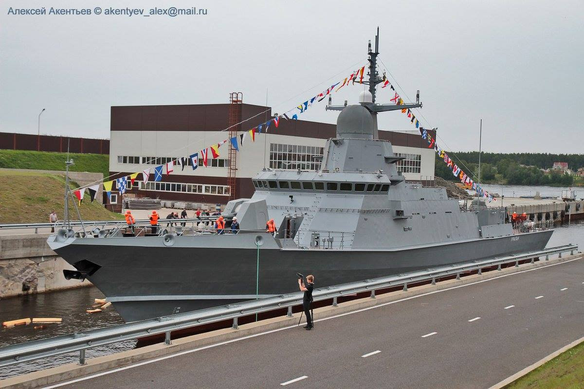 Về trang bị vũ khí, tàu hộ vệ tên lửa Karakurt được trang bị một pháo chính loại AK-176MA có cỡ nòng 76,2mm. Đây là loại pháo đa dụng hoạt động tự động hoàn toàn. Ngoài ra, tàu còn được trang bị một hệ thống phòng không Pantsir-M. Nguồn ảnh: Akentyev.