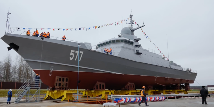 Tàu cũng được trang bị hệ thống giếng phóng thẳng đứng, bao gồm tổng cộng 8 ống phóng có khả năng mang theo tên lửa chống hạm P-800 Oniks và cuối cùng là cơ cấu hai súng máy loại 2x14,5mm. Nguồn ảnh: Sputnik.