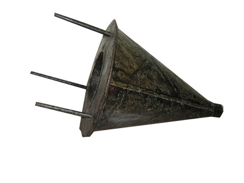 Bom có dạng hình phễu, miệng phễu có đường kính 22 cm, nhồi bằng thuốc nổ hoặc thuốc bom (7–10 kg), có vành gang gắn ba càng sắt dài 12 cm/càng; đáy phễu là bộ phận gây nổ, gồm: hạt nổ, kim hỏa và chốt hãm an toàn. Khoảng lõm ở đáy hình côn khi nổ sẽ khiến cho sức nổ hướng vào lớp thép xe tăng. Nguồn ảnh: Infonet