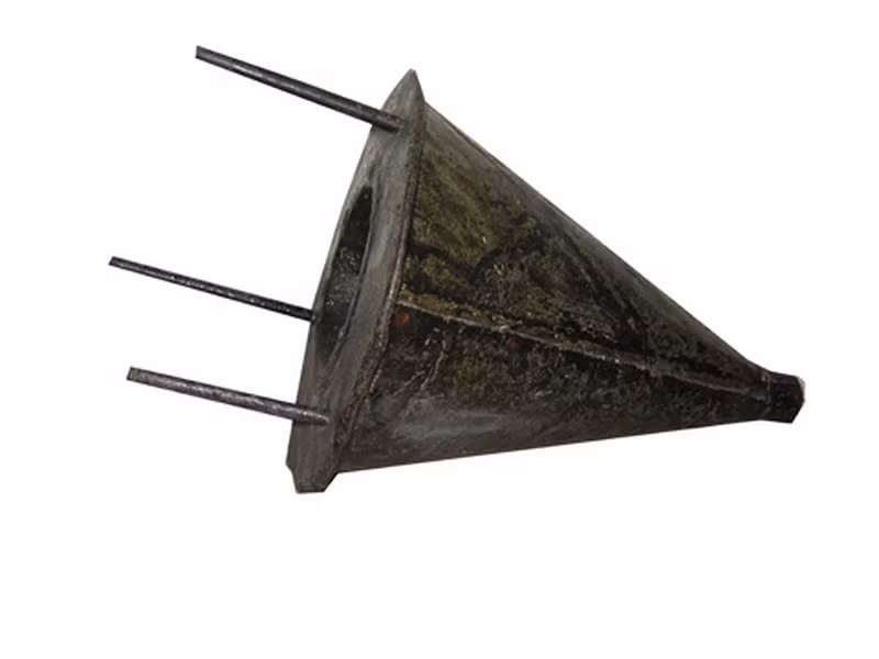 Bom có dạng hình phễu, miệng phễu có đường kính 22 cm, nhồi bằng thuốc nổ hoặc thuốc bom (7–10 kg), có vành gang gắn ba càng sắt dài 12 cm/càng; đáy phễu là bộ phận gây nổ, gồm: hạt nổ, kim hỏa và chốt hãm an toàn. Khoảng lõm ở đáy hình côn khi nổ sẽ khiến cho sức nổ hướng vào lớp thép xe tăng. Nguồn ảnh: Infonet