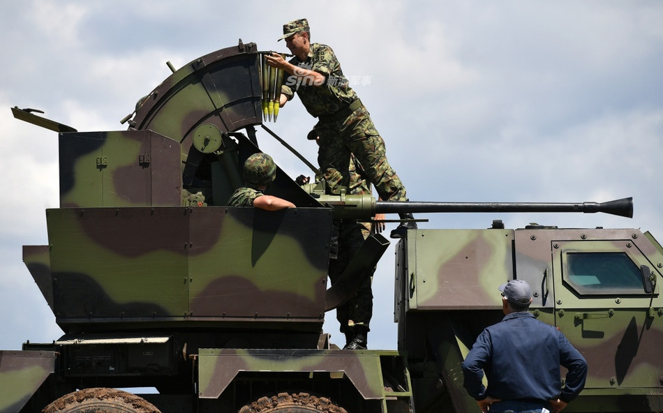Tuy nhiêu, có vẻ như cơ chế nạp đạn của pháo phòng không tự hành PASARS-16 vẫn là cơ chế thủ công. Nguồn ảnh: Sina.