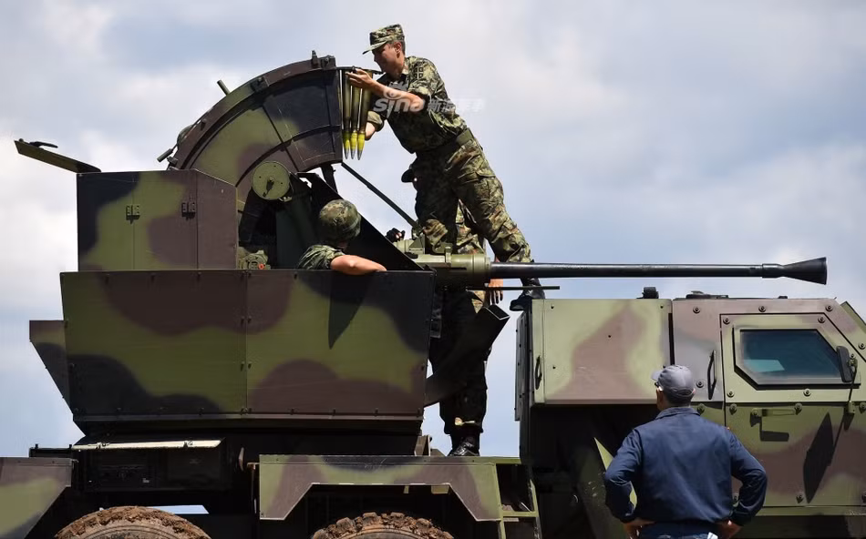 Tuy nhiêu, có vẻ như cơ chế nạp đạn của pháo phòng không tự hành PASARS-16 vẫn là cơ chế thủ công. Nguồn ảnh: Sina.