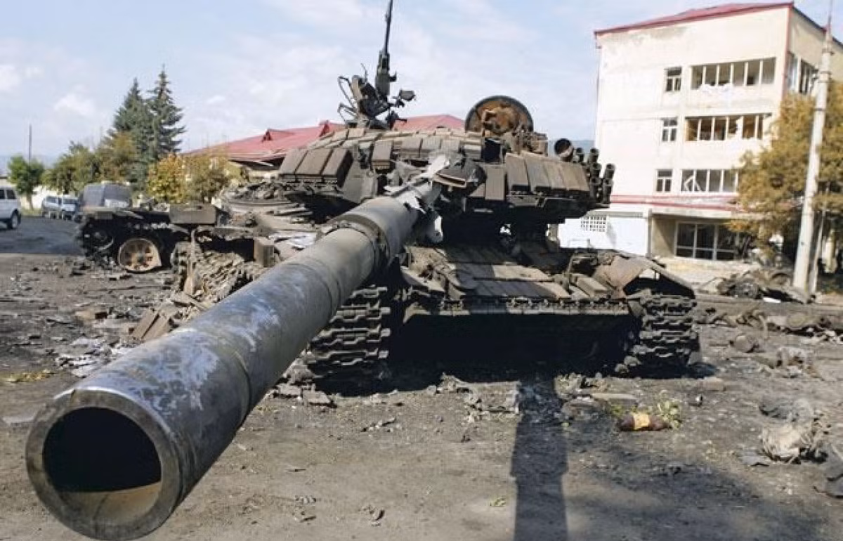 Mặc dù vậy, phía EU và cùng Mỹ đều không đồng tình với hành động sử dụng vũ lực ở quy mô lớn của Nga ở Gruzia. EU và NATO cũng lo ngại, sau khi thiết lập được hai vùng ly khai sau cuộc xung đột Gruzia, mục tiêu tiếp theo mà Nga sẽ nhắm đến là Ukraine và sự thực là điều đó đã xảy ra chỉ vài năm sau đó. Nguồn ảnh: Photoarchive.