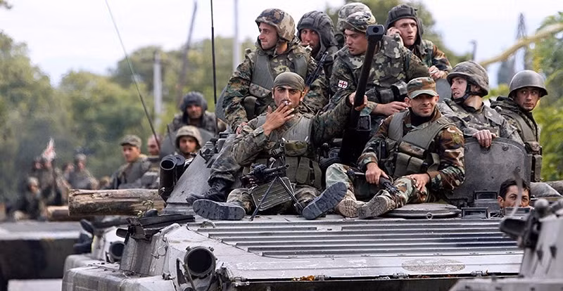 Trong khi đó, phía Gruzia chỉ có khoảng 11.000 quân chính quy tham chiến và khoảng 10.000 quân dự bị được tổng động viên cùng với khoảng 5000 sĩ quan cảnh sát của quốc gia này. Rõ ràng đây là một lực lượng quá ít ỏi chỉ bằng 1/5 so với Nga. Nguồn ảnh: Photoarchive.