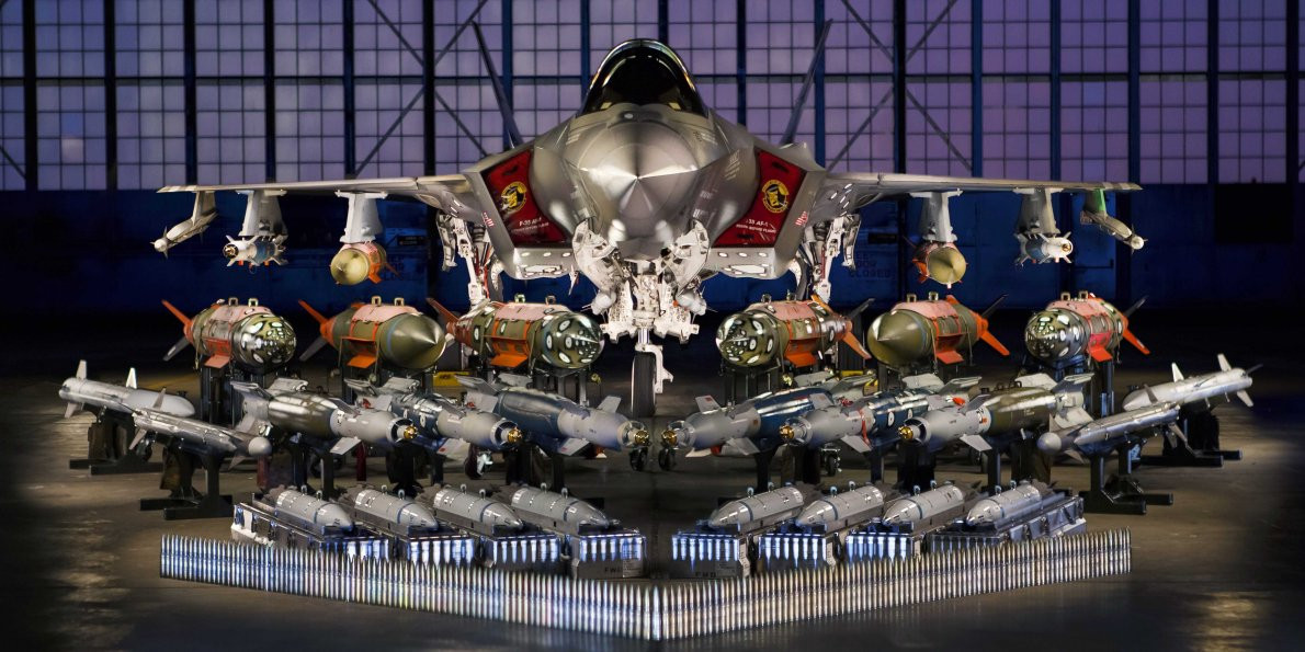 Với nhiệm vụ không đối không kết hợp với không đối đất ở chế độ "Quái thú", F-35 sẽ mang theo các loại vũ khí bao gồm 2 tên lửa không đối không AIM-120 AMRAAM; sáu bom GBU-31 JDAM mỗi quả nặng 2000 lbs - tương đương hơn 900 kg và 2 tên lửa không đối không tầm ngắn AIM-9X để tự vệ. Nguồn ảnh: Jane's.