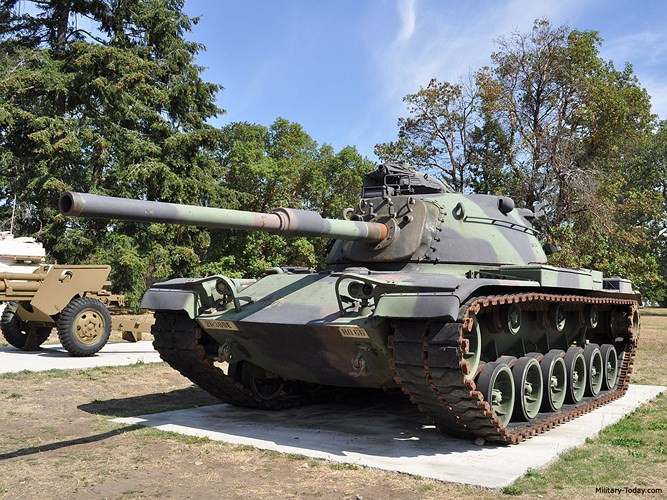 Năm 1963, M60 đã được nâng cấp thành M60 A1. M60 A1 cũng được trang bị với một hệ thống ổn định cho pháo chính. Tuy nhiên, M60 A1 vẫn không thể bắn chính xác khi đang di chuyển.