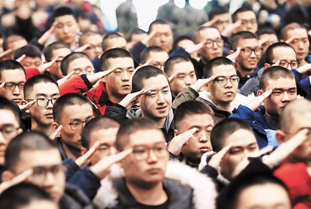 Thanh niên Hàn Quốc nếu muốn được miễn nghĩa vụ quân sự sẽ phải dành được huy chương vàng ở Olympic hoặc ASIAD - như một cách mang vinh quang về cho tổ quốc. Tuy nhiên họ vẫn sẽ phải trải qua khoá huấn luyện tập trung kéo dài 4 tuần. Nguồn ảnh: CBS.