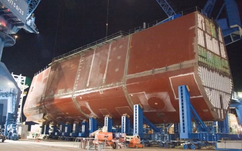 Phần thân tàu được chia làm nhiều đoạn, mỗi đoạn được thi công riêng biệt theo từng hạng mục khác nhau. Nguồn ảnh: Armsexpo.