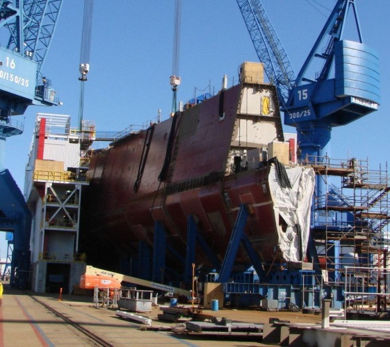 Tàu có tổng chiều dài lên tới 182,9 mét, rộng 24,6 mét và có mớm nước tối đa khi đầy tải lên tới 84 mét. Nguồn ảnh: Armsexpo.