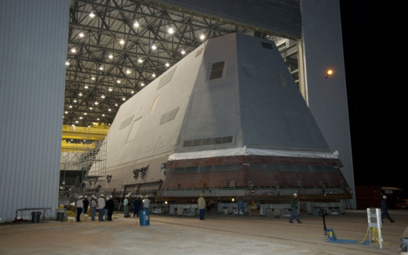 Phần kiến trúc thượng tầng của tàu DDG-1000 được thiết kế theo kiểu vát chéo và phẳng để giúp nó có khả năng tàng hình. Nguồn ảnh: Armsexpo.