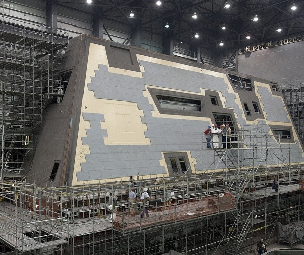 Đúng với tên gọi của mình, kiểu đóng tàu modul này sẽ chia tàu khu trục hạm DDG-1000 thành nhiều phần khác nhau, mỗi phần được thi công một cách độc lập và sau khi hoàn thiện sẽ được ghép lại thành một con tàu hoàn chỉnh. Nguồn ảnh: Armsexpo.