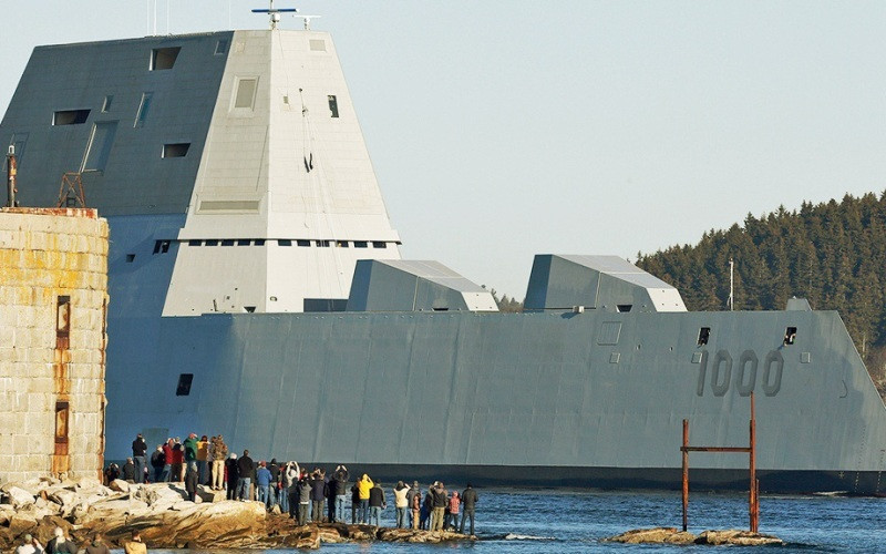  Khu trục hạm lớn nhất và cũng nhiều tai tiếng nhất của Hải quân Mỹ thời điểm hiện tại là tàu USS Zumwalt. Đây là khu trục hạm được Mỹ đóng theo công nghệ modul - một trong những công nghệ hàng hải tiến tiến nhất thế giới hiện nay, điều mà Hải quân Nga luôn ao ước vươn tới khi đóng mới các tàu chiến của mình. Nguồn ảnh: Armsexpo.