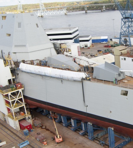 Mặc dù hiện đại và tiên tiến là vậy, tuy nhiên Hải quân Mỹ đang phải chịu rất nhiều chỉ trích do tàu DDG-1000 này thường xuyên gặp phải trục trặc trong quá trình vận hành. Gần đây nhất, DDG-1000 đã hỏng giữa biển khi chạy thử và phải lai dắt về để sửa chữa. Nguồn ảnh: Armsexpo.