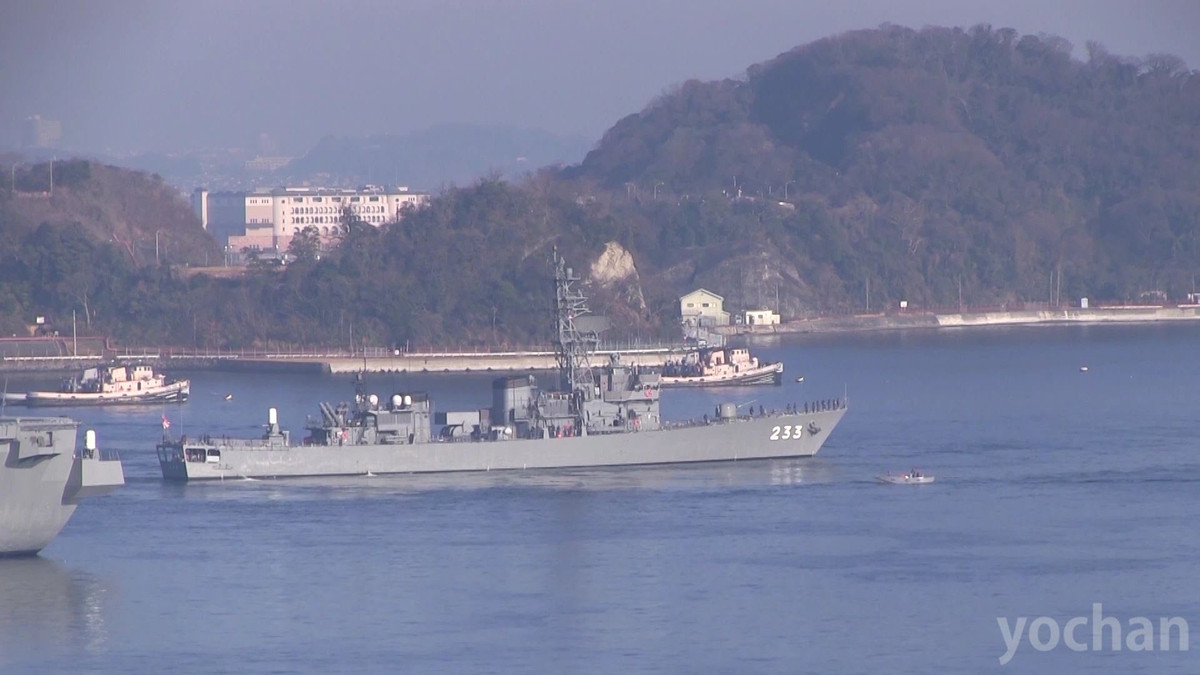 Khu trục hạm lớp Abukuma có chiều dài 109 mét, lườn rộng 13 mét, mớm nước tối đa 3,7 mét và được trang bị hai động cơ tua-bin do Kawasaki sản xuất, cung cấp tổng cộng khoảng hơn 33.000 mã lực. Nguồn ảnh: Yochan.