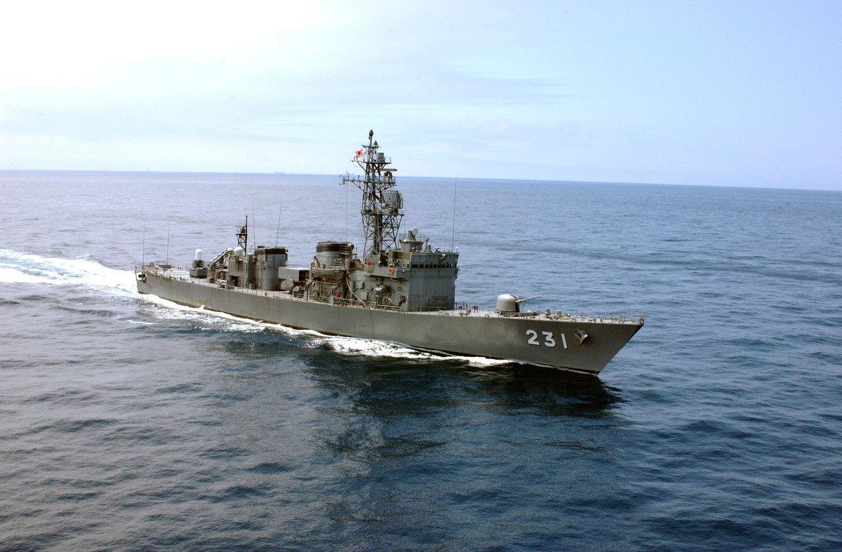 Theo học thuyết chiến tranh của Nhật, Abukuma được xếp vào loại khu trục hạm. Tuy nhiên theo học thuyết chiến tranh trên biển của nhiều quốc gia khác trên thế giới, Abukuma chỉ được coi là tàu săn ngầm hoặc tàu tuần tra do nó có độ giãn nước rất thấp, tối đa chỉ khoảng 2.550 tấn khi đầy tải. Nguồn ảnh: Military.