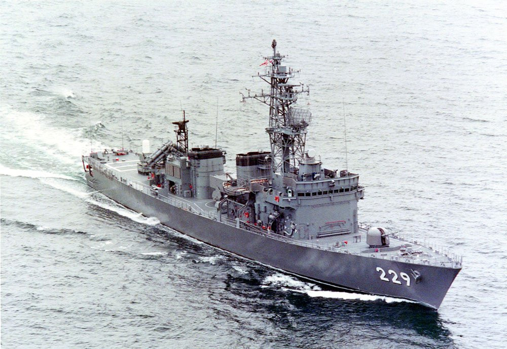 Hiện tại, Lực lượng Phòng vệ Trên biển Nhật Bản vẫn đang biên chế 6 tàu lớp Abukuma và chưa có ý định cho về hưu các tàu này sau gần 30 hoạt động. Lớp Abukuma cũng là lớp tàu chiến đầu tiên được Nhật Bản đóng hàng loạt trong thời gian ngắn nhất kể từ sau Thế chiến thứ 2 từ tháng 12/1988 và chiếc cuối cùng được hạ thuỷ vào tháng 12/1991. Nguồn ảnh: Pinterest.