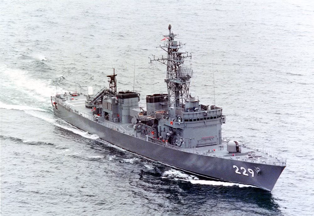 Hiện tại, Lực lượng Phòng vệ Trên biển Nhật Bản vẫn đang biên chế 6 tàu lớp Abukuma và chưa có ý định cho về hưu các tàu này sau gần 30 hoạt động. Lớp Abukuma cũng là lớp tàu chiến đầu tiên được Nhật Bản đóng hàng loạt trong thời gian ngắn nhất kể từ sau Thế chiến thứ 2 từ tháng 12/1988 và chiếc cuối cùng được hạ thuỷ vào tháng 12/1991. Nguồn ảnh: Pinterest.