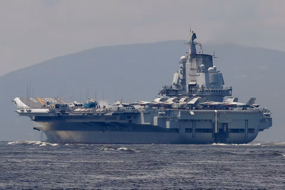 Trong khi đó, các máy bay được sử dụng trên hàng không mẫu hạm của Trung Quốc là loại J-15 lại có khả năng cất cánh với trọng lượng tối đa tới 33 tấn. Điều này có nghĩa, tàu sân bay của Trung Quốc sẽ mang được ít máy bay hơn các loại tàu sân bay của nước ngoài khác và khi máy bay được tung lên trời, nó cũng sẽ mang ít nhiên liệu và vũ khí hơn khi tham chiến. Nguồn ảnh: BI.