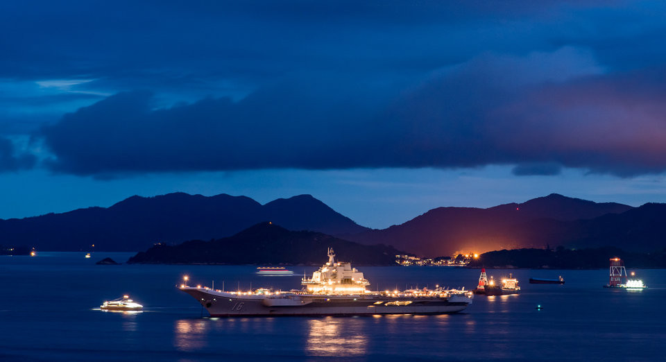 Điều này có thể ảnh hưởng rất lớn khi hải quân Trung Quốc tham chiến thực sự. Các thuyền trưởng, sĩ quan hải quân thiếu kinh nghiệm thực chiến, mang trong mình chỉ toàn kinh nghiệm sách vở sẽ khó có thể đưa ra được các phán đoán chính xác và kịp thời trong một tình huống khó khăn. Điều này có thể khiến hiệu quả tác chiến của Type 001A và Liêu Ninh tụt xuống rất thấp, thậm chí bằng không. Nguồn ảnh: BI.