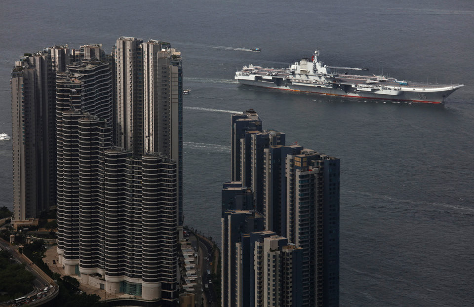 Mặc dù vậy, tàu sân bay Type 001A dù được đặt trong trạng thái sẵn sàng chiến đấu thực chất lại được đóng dựa trên công nghệ của tàu sân bay Liêu Ninh - nghĩa là dựa trên công nghệ của những năm 70 - 80 của thế kỷ trước. Điều này làm đặt ra nhiều dấu hỏi về khả năng tác chiến thực sự của Type 001A. Nguồn ảnh: BI.