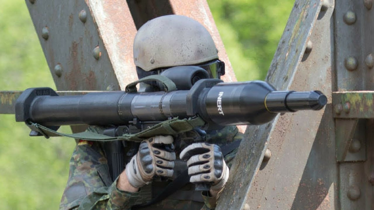 Phiên bản thử nghiệm đầu tiên của súng chống tăng Panzerfaust 3 được hoàn thiện và bắn thử từ năm 1980. Tuy nhiên không hiệu quả và cần tới 5 năm nữa để cải tiến. Tới năm 1985, Panzerfaust 3 chính thức được hoàn thiện tuy nhiên phải tới năm 1987, nó mới được sản xuất một cách cầm chừng. Nguồn ảnh: Flickr.