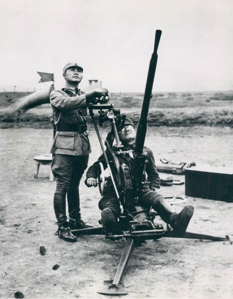 Hotchkiss M1929 có cơ chế bắn trích khí khoá nòng - hiệu quả hơn các kiểu cơ cấu bắn bằng điện thường thấy ở súng máy phòng không do Mỹ chế tạo cùng thời. Cơ chế này kết hợp với một hệ thống giảm xóc, cho phép M1929 bắn được với tốc độ lên tới 450 viên/phút.