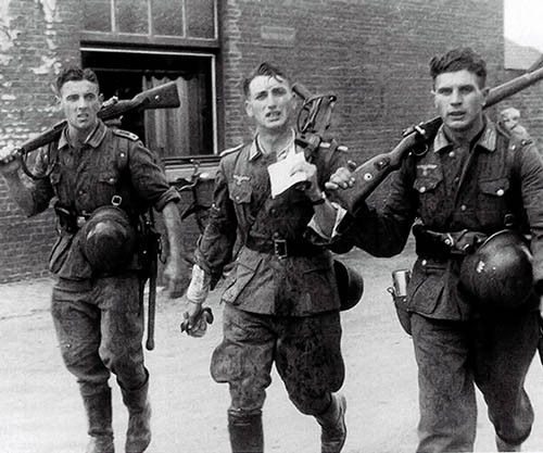 Kèm theo đó là 19 thượng tướng chỉ huy các quân binh chủng cùng 55 trung tướng và 61 thiếu tướng. Nguồn ảnh: Ragearmy.