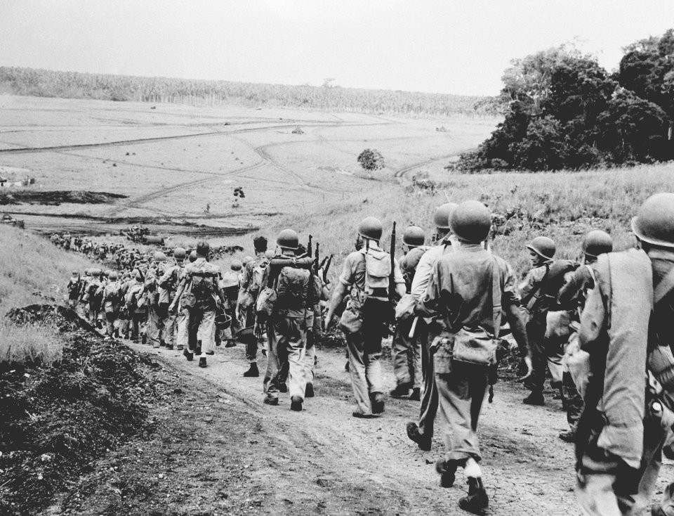 Theo đó, Không quân và Hải pháo sẽ có nhiệm vụ yểm trợ bộ binh, Hải quân sẽ có nhiệm vụ bảo vệ tuyến hậu cần, cung cấp sức mạnh hoả lực yểm trợ đất liền khi cần. Tuy nhiên quan trọng nhất vẫn là trên bộ, khi mà lực lượng thuỷ quân lục chiến và bộ binh cần phải chiếm và giữ được đất. Nguồn ảnh: BI.