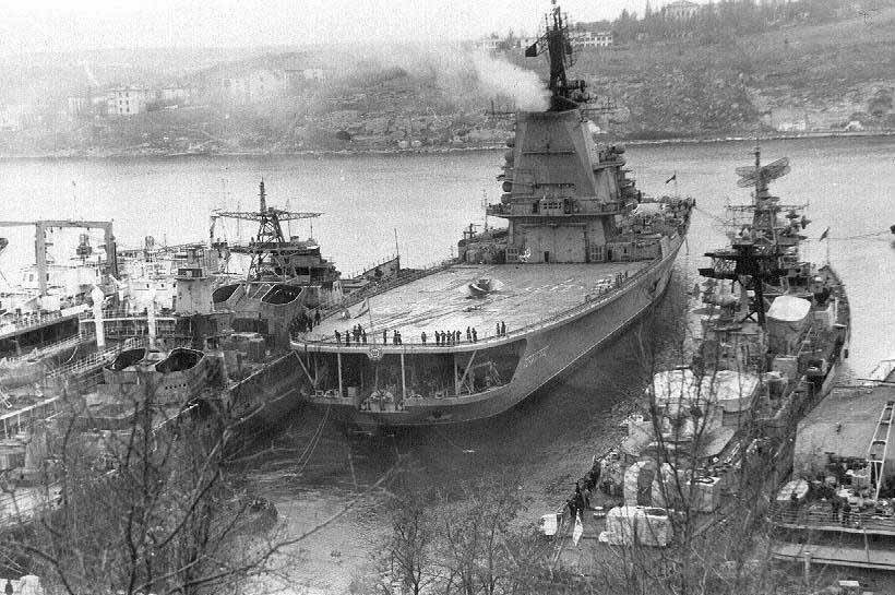 Hệ thống đẩy của ga tua-bin khí của tàu sân bay lớp Moscow cũng được đánh giá là kém hiệu quả khi nó sử dụng hệ thống gần như tương đương với hệ thống đẩy được sử dụng trên thiết giáp hạm Đề án 58 và rất dễ gây hoả hoạn trong khi sử dụng. Nguồn ảnh: Navyarchive.