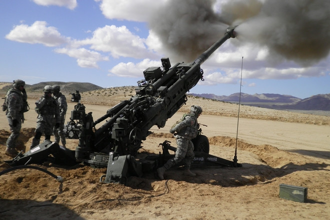 M777 sử dụng được nhiều loại đạn khác nhau, mỗi loại đạn sẽ cho một tầm bắn khác nhau. Trong đó có loại đạn có tầm bắn ngắn nhất là M107 với tầm bắn tối đa 24 km; loại đạn ERFB (tăng tầm) có tầm bắn lên tới 30 km và tối đa là đạn có dẫn đường với tầm bắn tới 40 km. Nguồn ảnh: Firinger.