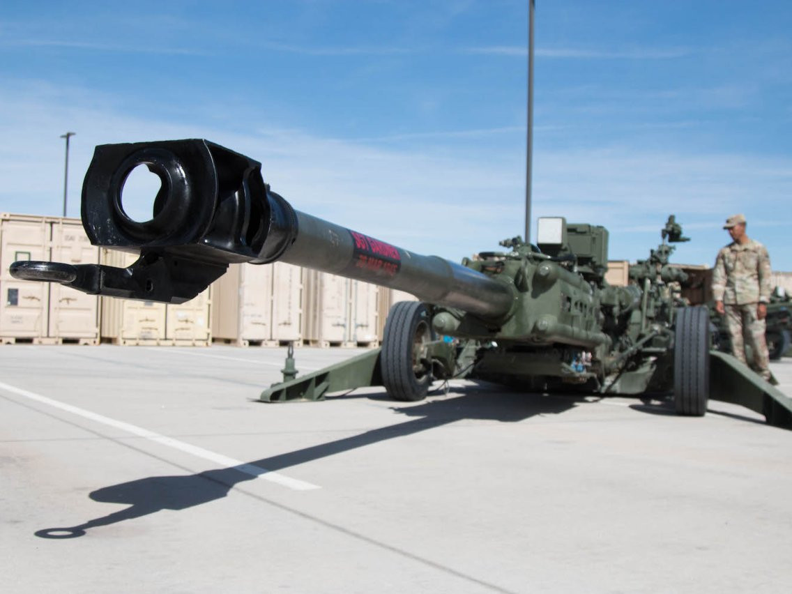 Với trọng lượng chỉ 4,2 tấn, M777 nhẹ hơn người tiền nhiệm của nó là khẩu M198 tới 41% (M198 nặng tới 7,1 tấn) và có thể di chuyển trên chiến trường cơ động hơn rất nhiều lần so với các loại pháo tương tự của Liên Xô hay Nga. Có thể coi khẩu M777 là khẩu pháo 155mm nhẹ nhất hiện nay. Nguồn ảnh: Archive.