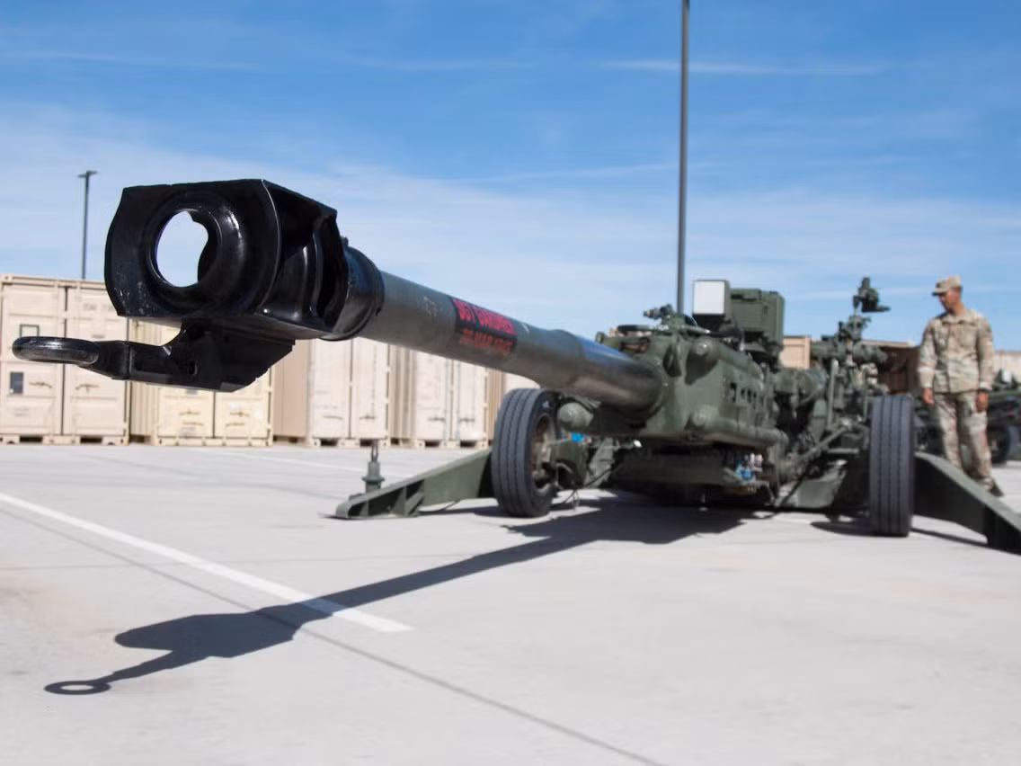 Với trọng lượng chỉ 4,2 tấn, M777 nhẹ hơn người tiền nhiệm của nó là khẩu M198 tới 41% (M198 nặng tới 7,1 tấn) và có thể di chuyển trên chiến trường cơ động hơn rất nhiều lần so với các loại pháo tương tự của Liên Xô hay Nga. Có thể coi khẩu M777 là khẩu pháo 155mm nhẹ nhất hiện nay. Nguồn ảnh: Archive.