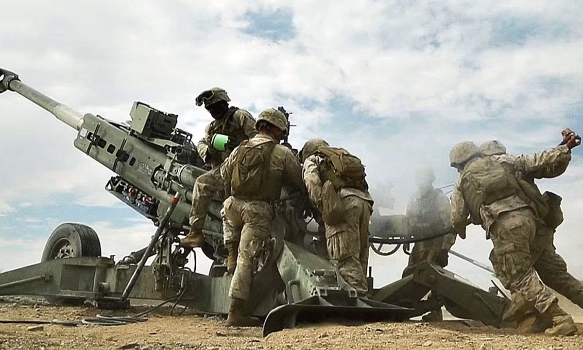 Hiện tại, đang có tổng cộng 4 phiên bản M777 được sử dụng. Trong đó có bản M777 là bản cơ bản nhất, sau đó đến bản M777A1 với hệ thống dẫn bắn bằng máy tính, M777A2 là bản nâng cấp về phần mềm của M777A1 và M777ER với nòng dài hơn, có thể bắn xa tới 70 km. Nguồn ảnh: Howitzer.