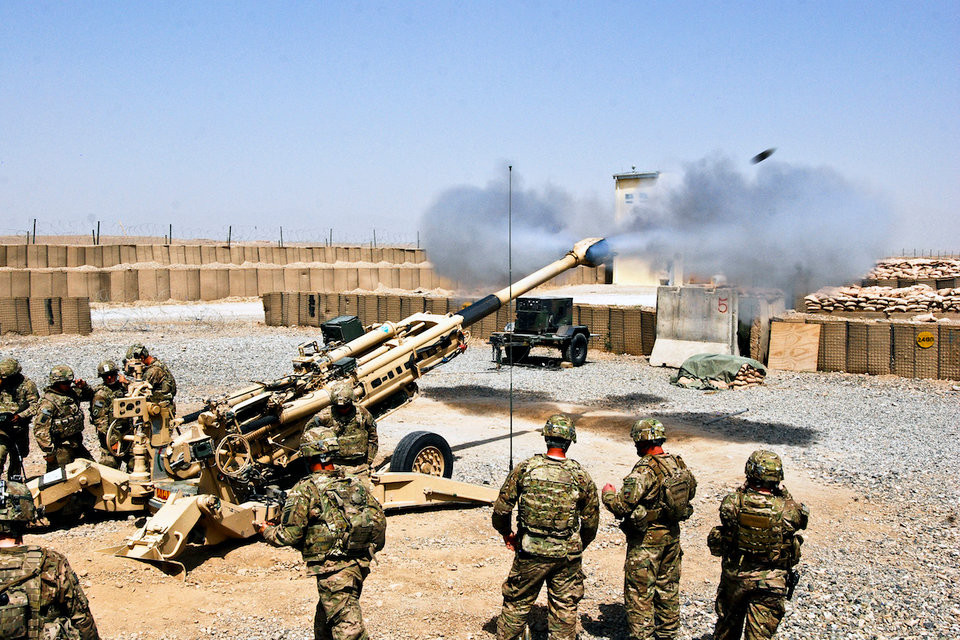 Tuy nhiên, đây lại vốn dĩ không phải là một khẩu pháo do Mỹ sản xuất mà nó lại có nguồn gốc xuất sứ từ Anh. Cụ thể, pháo lựu M777 được BAE Systems sản xuất và sau đó công nghệ sản xuất khẩu pháo này được phía London chia sẻ cho Washington. Nguồn ảnh: Somlik.