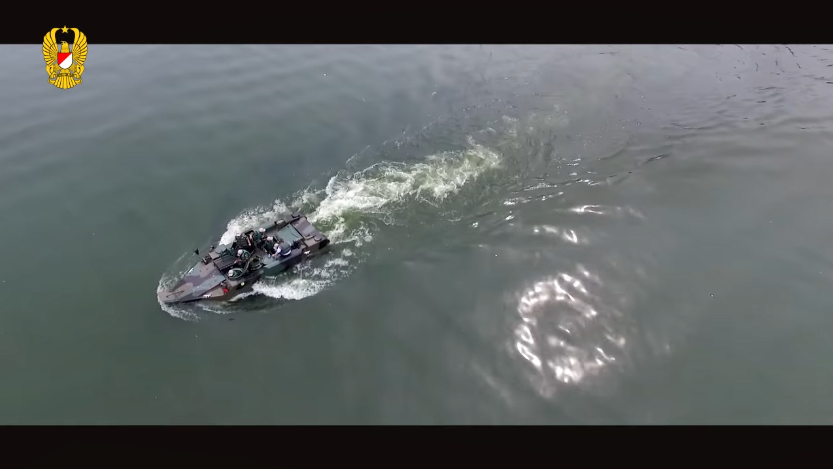 So với họ xe lội nước BTR-60PB mà Việt Nam đang sở hữu, M113 được thiết kế cửa hậu cho phép tăng khả năng sống sốt cho binh sĩ khi đổ bộ trên bờ biển trong tầm hỏa lực chống trả của đối phương. Nguồn ảnh: Uji Fungsi TNI AD.