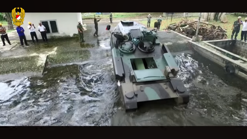 Trong quá khứ, đây cũng đã từng là xương sống của chiến thuật Thiết giáp Vận mà Mỹ sử dụng tại Việt Nam. Tuy nhiên, do cách sử dụng không hợp lý và địa hình miền Nam Việt Nam có sự chia cắt mạnh, nhiều sông ngòi nên M113 dường như không phát huy được tác dụng. Nguồn ảnh: Uji Fungsi TNI AD.