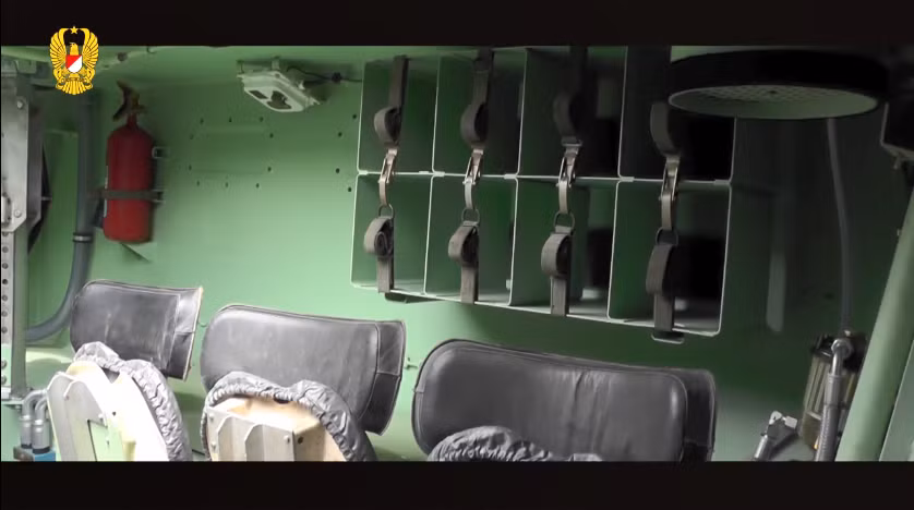 Phiên bản cải tiến M113 Arisgator được ra đời từ năm 1997. Phiên bản này bao gồm hệ thống chân vịt phía sau được nâng cấp và phần mũi xe được thiết kế phù hợp hơn với việc lội nước. Nguồn ảnh: Uji Fungsi TNI AD.