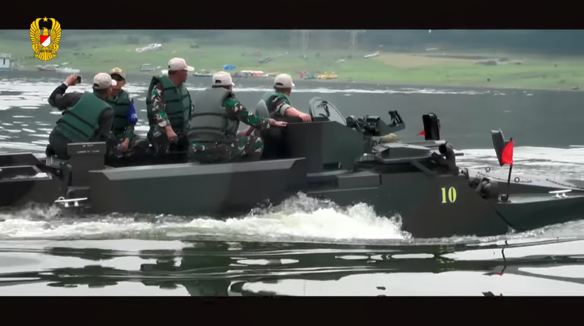 Xe bọc thép lội nước này theo ước tính có thể mang theo từ 8-10 Thủy quân Lục chiến cùng đầy đủ trang bị. Nguồn ảnh: Uji Fungsi TNI AD.