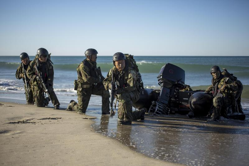 Việc thành lập lực lượng đổ bộ phản ứng nhanh cũng cho phép Lực lượng Phòng vệ Nhật Bản không những có khả năng phòng thủ nội địa mà còn hoàn toàn có khả năng đổ bộ lên lãnh thổ thù địch của đối phương. Đây được xem là một lời đáp trả của Nhật trước sức ép ngày càng lớp của Trung Quốc trong khu vực Đông Á. Nguồn ảnh: Japantimes.