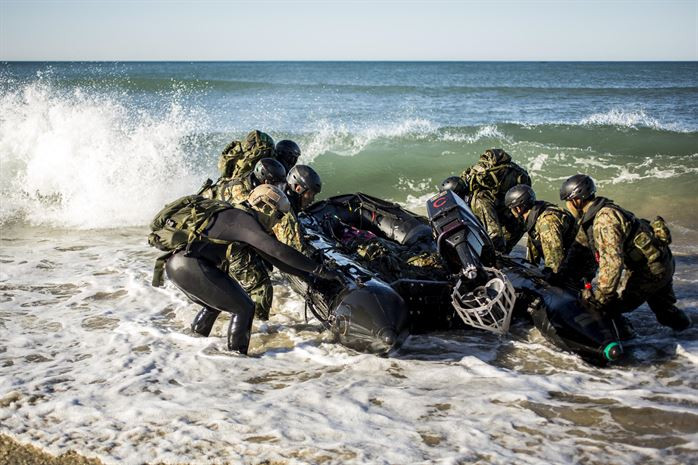 Cũng trong tháng ba vừa rồi, cùng với việc thành lập lực lượng đổ bộ phản ứng nhanh, quy mô tổ chức của Lực lượng Phòng thủ Nhật Bản đã lên tới mức cao nhất kể từ năm 1954 tới nay. Nguồn ảnh: Japantimes.