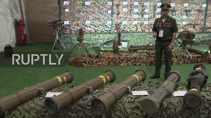 Trong ảnh là các dòng tên lửa chống tăng TOW và APILAS do phương Tây viện trợ cho các nhóm nổi dậy ở Syria. Nguồn ảnh: Ruptly.