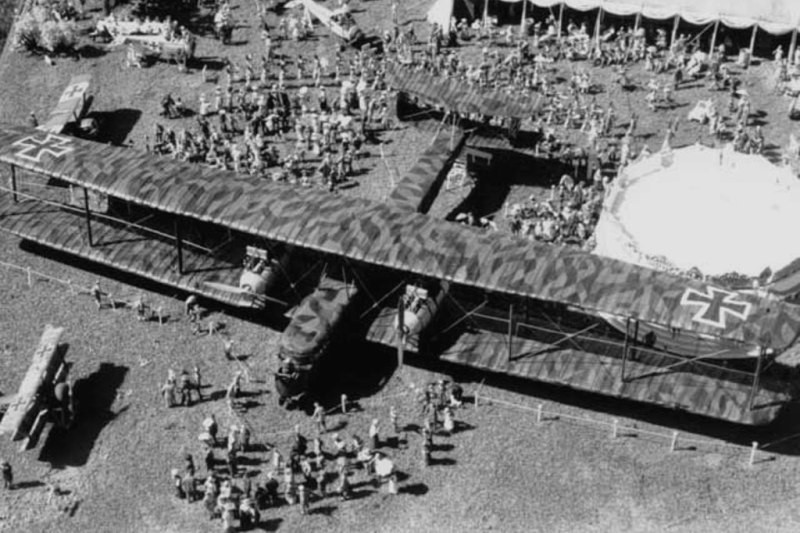 Máy bay ném bom bốn động cơ ra đời sớm bậc nhất thế giới mang tên Zeppelin-Staaken R.VI được chế tạo năm 1916 và được Đức sử dụng trong Chiến tranh Thế giới thứ nhất. Nguồn ảnh: Fotoreports.