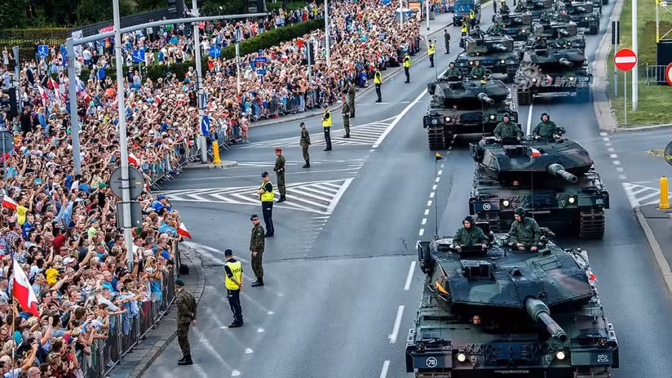 Người dân Ba Lan đổ ra đường để chiêm ngưỡng tận mắt những cỗ máy chiến tranh hiện đại bậc nhất thế giới hiện nay. Nguồn ảnh: Whig.