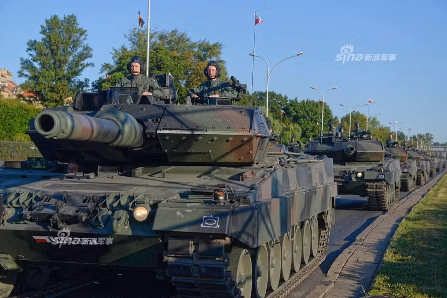 Ngày thành lập quân đội của Ba Lan là ngày 15/8/1920. Như thông lệ mọi năm kể từ khi Ba Lan chuyển sang "thân NATO", lễ diễu hành trong ngày này sẽ có sự tham gia của quân đội nhiều nước NATO trong đó bao gồm cả Mỹ. Nguồn ảnh: Sina.