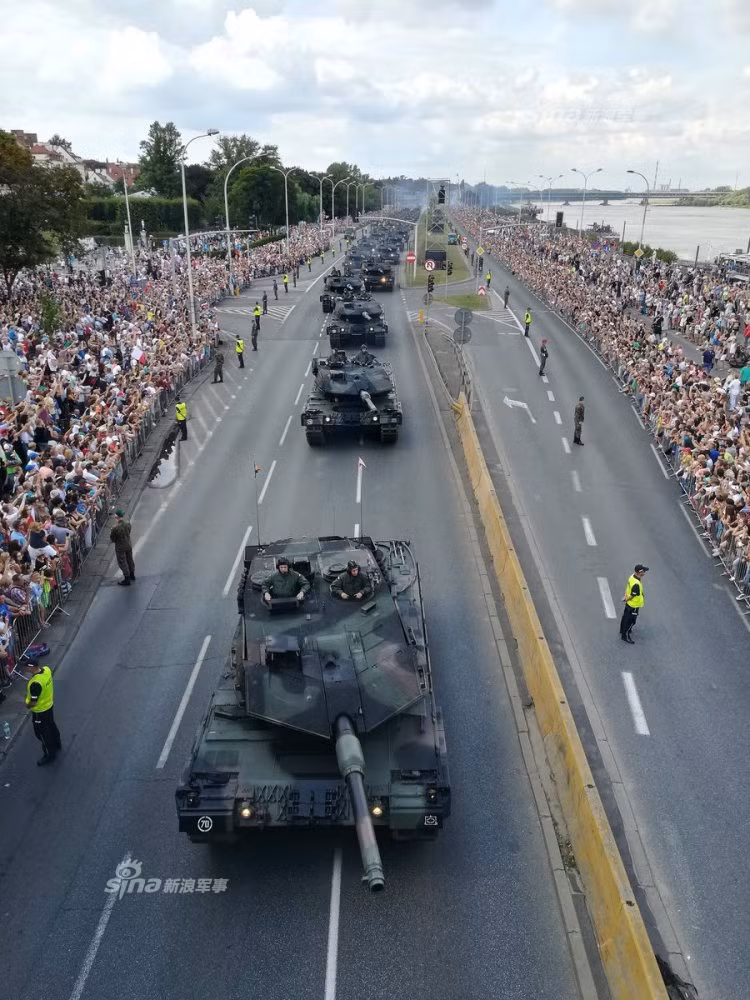 Leopard 2 là dòng xe tăng chiến đấu chủ lực mạnh nhất của Quân đội Ba Lan hiện tại và hầu hết đều thuộc biến thể Leopard 2A4 và A5. Những chiếc xe tăng này đều có nguồn gốc từ Quân đội Đức và một số trong đó từng được Ba Lan tự nâng cấp. Nguồn ảnh: Sina.