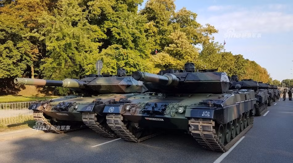 Hiện Ba Lan là một trong những quốc gia sở hữu số xe tăng Leopard 2 lớn nhất châu Âu vào khoảng hơn 200 chiếc. Nguồn ảnh: Sina.