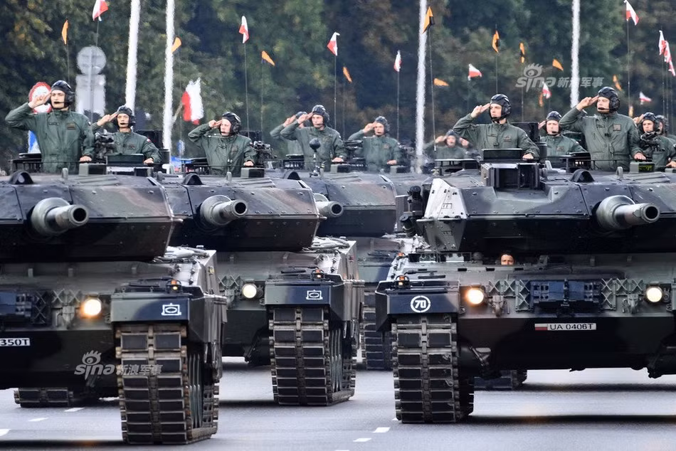 Năm nay, các xe tăng Đức loại Leopard 2 lần đầu tiên tham dự cuộc duyệt binh trên đất Ba Lan kỷ niệm ngày thành lập quân đội của nước này. Nguồn ảnh: Sina.