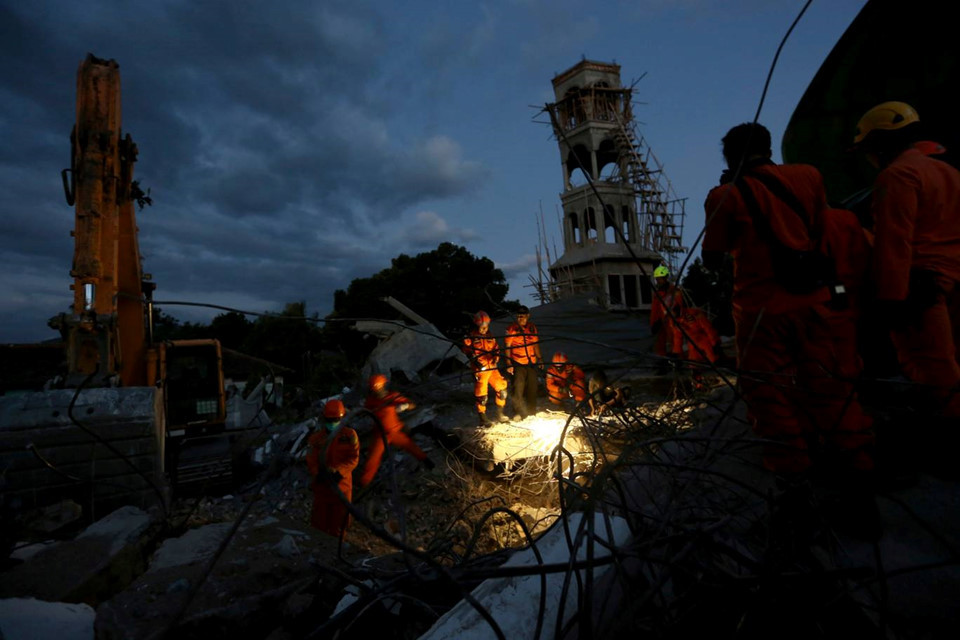 Nhân viên cứu hộ đã kéo một người đàn ông còn sống ra khỏi đống đổ nát của một nhà thờ hồi giáo lớn sau cơn động đất. Người đàn ông này đã thốt lên “Tạ ơn Thánh thần” ngay khi được kéo ra khỏi lớp đất đá, và được đội cứu hộ giúp đỡ di chuyển xa khỏi nơi đổ nát. “Bạn đã an toàn” một nhân viên cứu hộ xúc động nói với người đàn ông mặc áo choàng Hồi giáo. Dân làng cũng vây quanh người đàn ông may mắn sống sót này để chia vui và hỏi thăm.